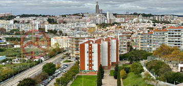 Apartamento T2 totalmente remodelado com vista desafogada, no Laran...