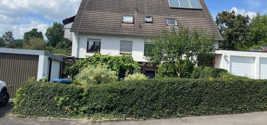 Charmante Souterrain-Wohnung mit großem Garten und zwei Garagen