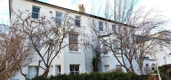 Flat to rent in Richmond Road, Brighton BN2