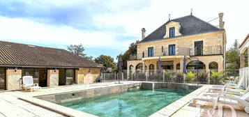 Château rénové de 180 m² avec ensemble immobilier : piscines