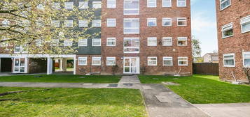 Flat to rent in Memorial Close, Heston, Hounslow TW5