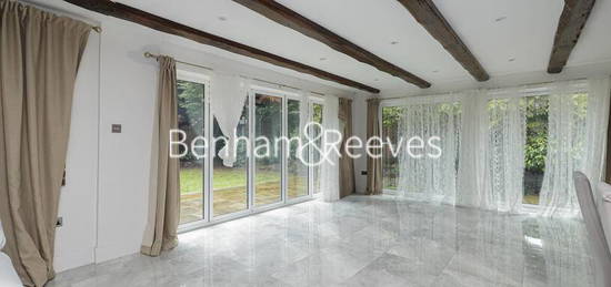 5 bedroom detached house