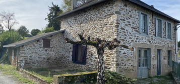 Maison de village en pierre avec jardin privatif et garages