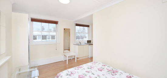 Studio to rent in Oakley Street, London SW3