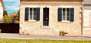 Maison au bord du canal de berry