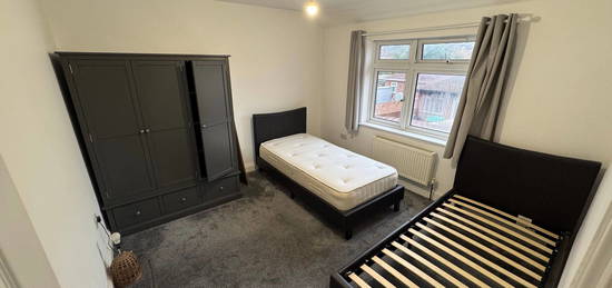 Flat to rent in Basildene Road, Hounslow TW4