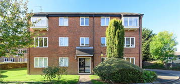 Flat for sale in Oakridge Drive, London N2