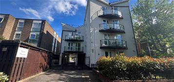 Flat to rent in 49 Eaton Road, Sutton SM2