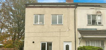 Maisonette to rent in Park Road, Netherton, Dudley DY2