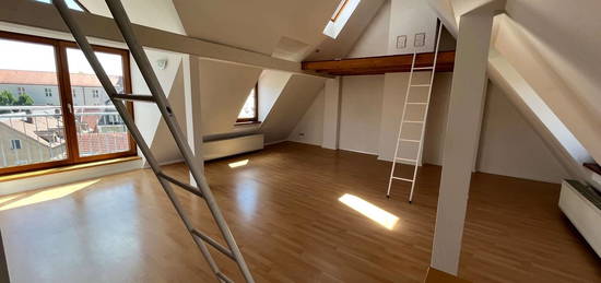 Helle Galerie-Wohnung mit außergewöhnlichem Charme und Einbauküche