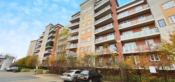 Flat to rent in Stanley Road, Harrow HA2