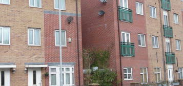 4 bed town house to rent