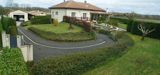 Belle maison parc piscine dépendances