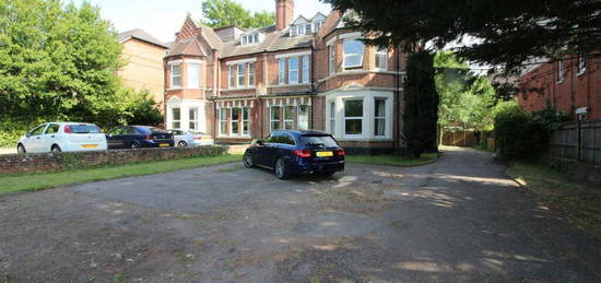 6 bedroom semi-detached house