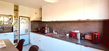 Appartement à vendre à Saint-Priest, 4 pièces,  2 chambres, 74 m² avec cave et place de parking