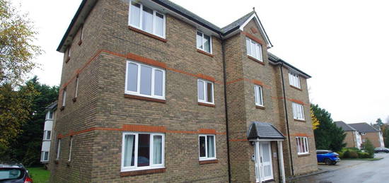 Flat to rent in Granville Place, Elm Park Road, Pinner HA5