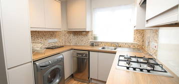 Flat for sale in Chestnut Grove, London SE20