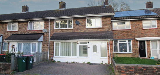 Terraced house to rent in Findon Road, Crawley RH11