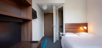 Ensuite room in nice area and building