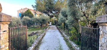 Haut de maison, parkings, jardin, centre ville