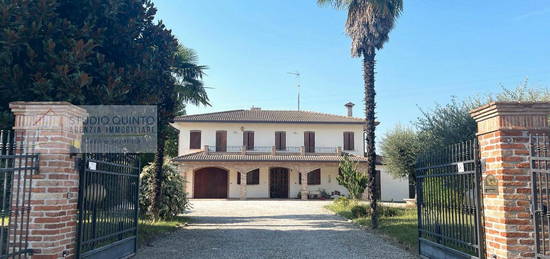 Villa singola con 16.000 mq. di terreno