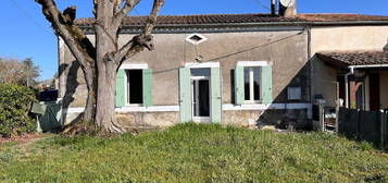 Maison en pierre à restaurer avec jardin et garage