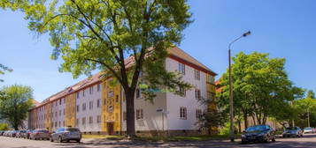 Zweitbezug nach Renovierung - 2 Zimmer, Tageslichtbad mit Badewanne, Laminatfußboden und Loggia