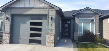 2715 Friesian Ct, West Richland, WA 99353