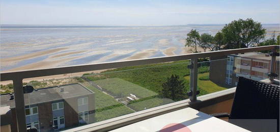 Rarität: Attraktive Wohnung mit Balkon, Panorama-Meerblick, Aufzug + Strand direkt vor der Tür!