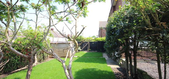 Maisonette to rent in Crescent Road, Brentwood CM14