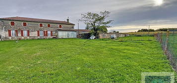 Maison pierre, 5 chambres, dépendances et jardin clos.