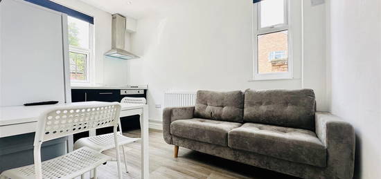 Flat to rent in Park Road, Nottingham NG7