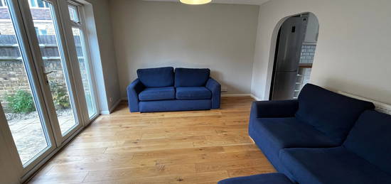 Flat to rent in Gideon Road, London SW11