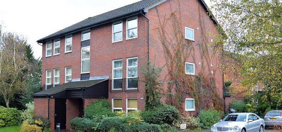 Flat to rent in Fountain Gardens, Windsor SL4