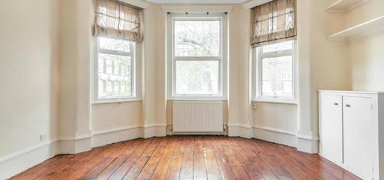 Flat to rent in Beaumont Crescent, Kensington, London W14