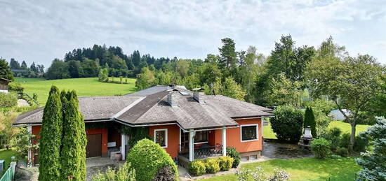 Stilvoller Bungalow in erhöhter Sonnenlage - großer Garten und Blick auf den Pyramidenkogel