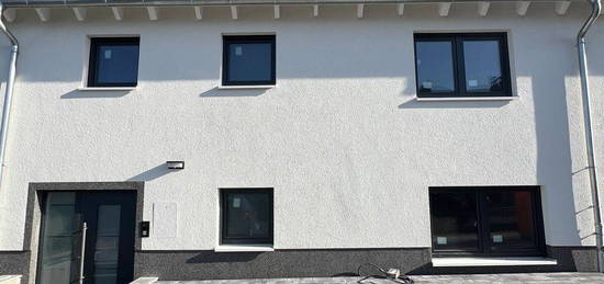 Neubau-Wohnung (2024) mit Terrasse u. Garten