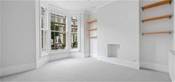 Flat to rent in Minford Gardens, London W14