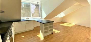 KLIMATISIERTES 87 m2 Dachgeschoss, Wohnküche, 2 Zimmer, 2er-WG-geeignet, Wannen…
