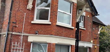 Flat to rent in Rectory Avenue, High Wycombe HP13