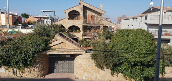 Chalet adosado en venta en calle de los Hermanos Gascón, 3