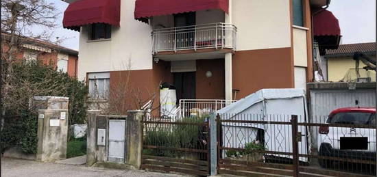 Villetta bifamiliare all'asta in via Scuole, 20