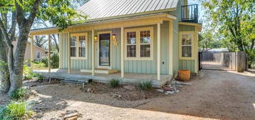 805 Franklin St, Fredericksburg, TX 78624