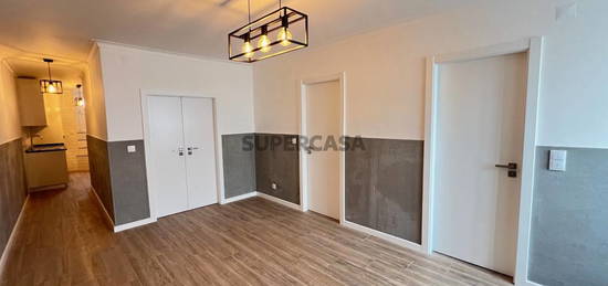 Apartamento T2, R/Chão para arrendamento na Estrada de Chelas, Lisboa