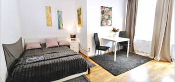 Pempelfort/Hofgarten:   Kompaktes Buisiness-Apartment in top City-Wohnlage: Ruhige Wohnstraße in