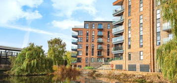 Flat to rent in Mill Pond Road, Dartford DA1