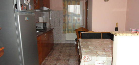 Apartament 3 camere decomandat etaj 3 Alfa, renovat, mobilat, 88 mp