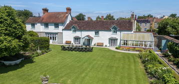 6 bed detached house for sale