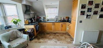 Flat to rent in Maypole Road, East Grinstead RH19