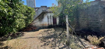 Moradia de 2 Pisos para Remodelar, com Quintal de 1 635m2